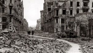 Resultado de imagen de polonia derruida 2 guerra mundial